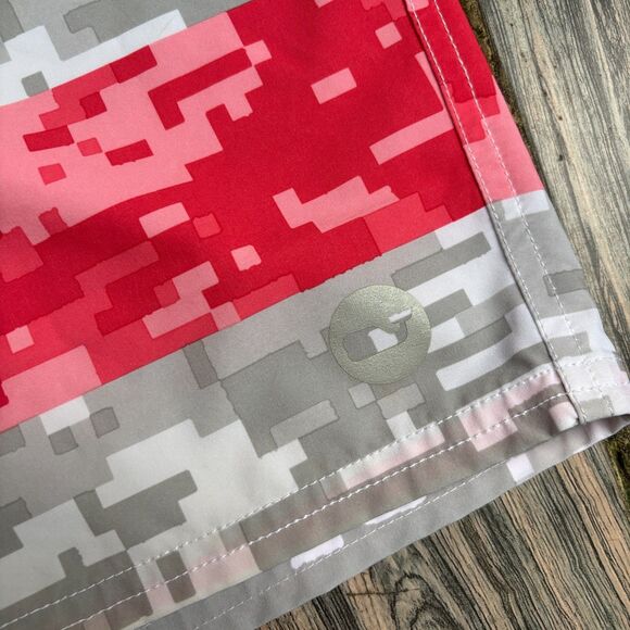 Vineyard Vines Stars Stripes Board Shorts Men 32 American Flag USA Digital Camo - Picture 5 of 7